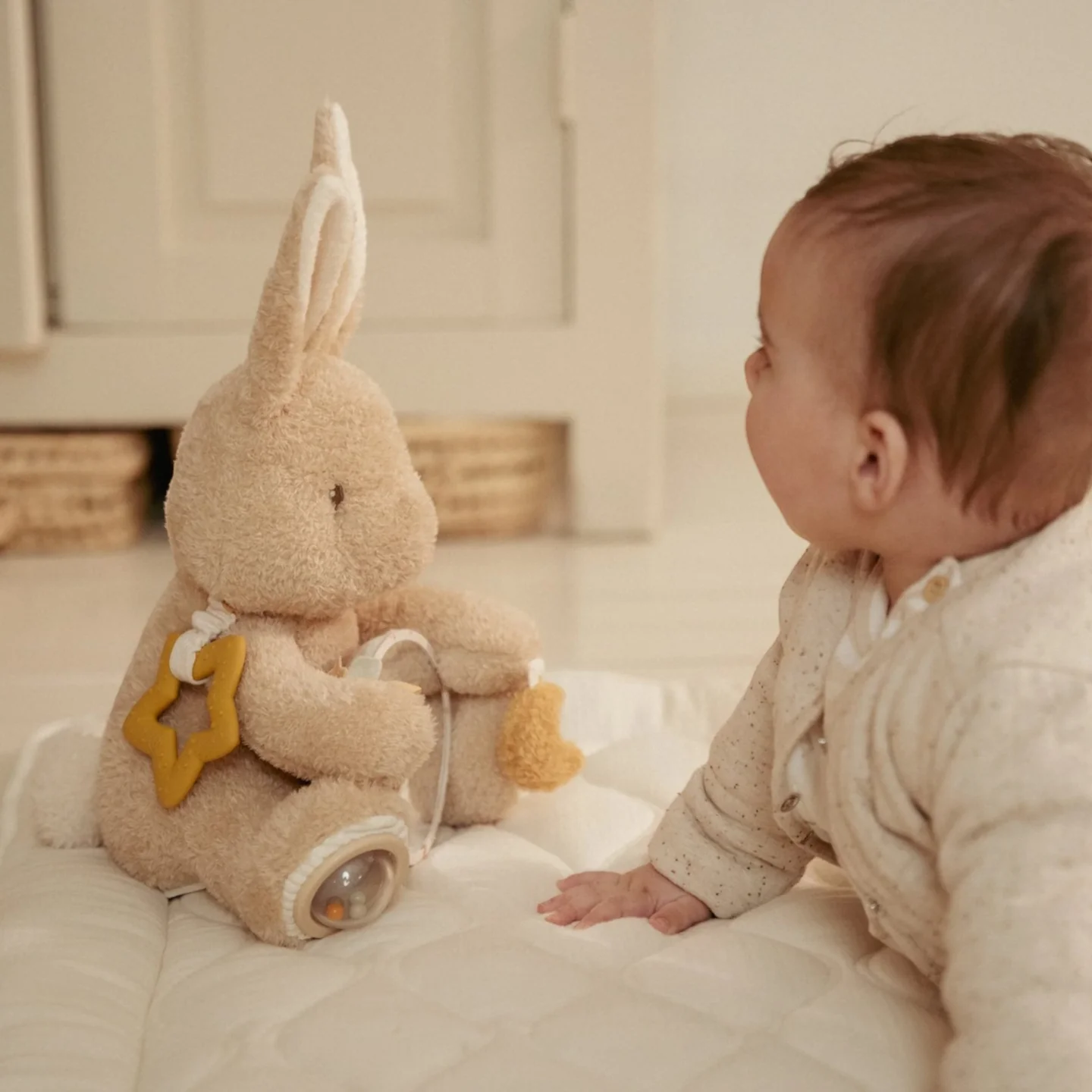 LITTLE DUTCH. Υφασμάτινο κουνελάκι δραστηριοτήτων Baby Bunny GRS