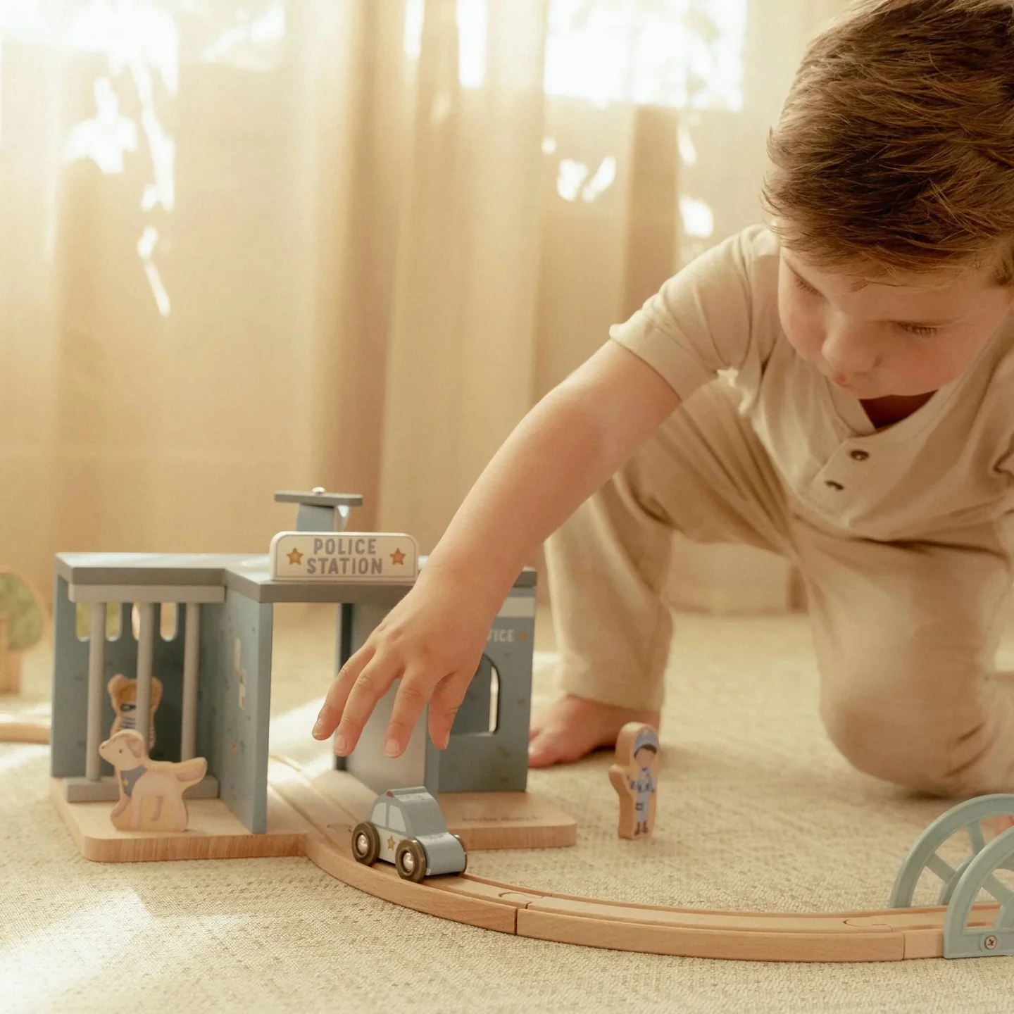 LITTLE DUTCH. Ξύλινο αστυνομικό τμήμα με αξεσουάρ FSC