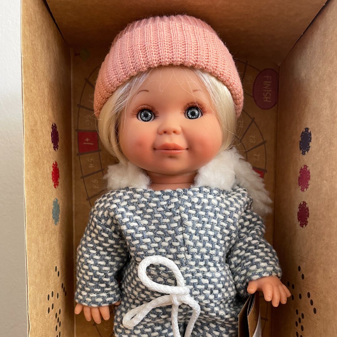 Magic baby Παιδική κούκλα "Betty με ρούχα για βόλτα στα χιόνια"-30εκ.